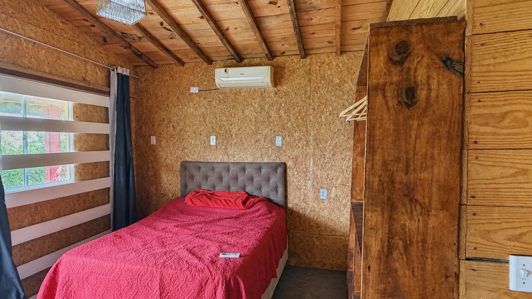 Detalhe da cama do chalé em madeira